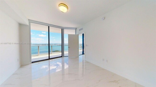 Foto del edificio - 700 NE 24th St