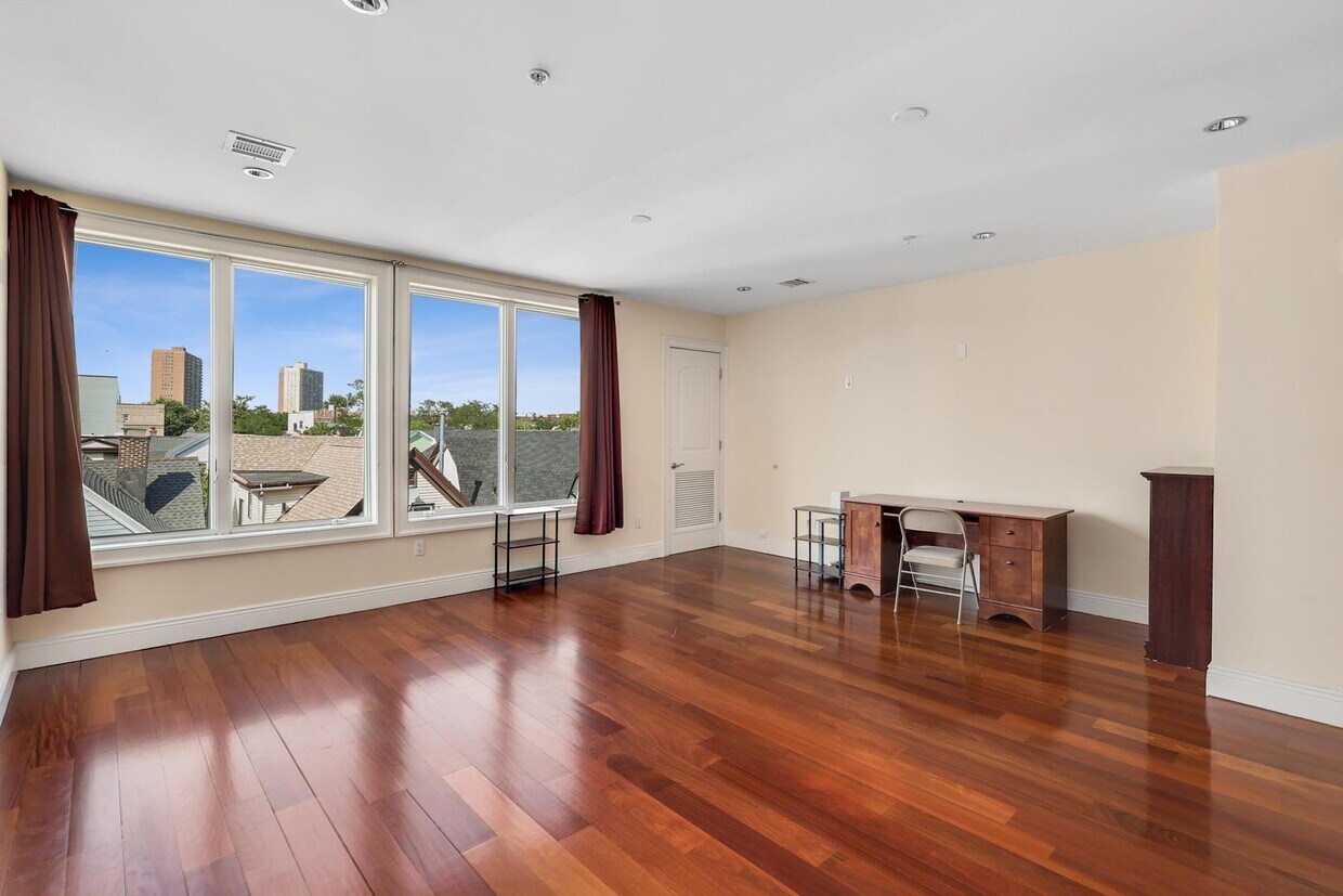 Primary Photo - 34-40-40 48th St