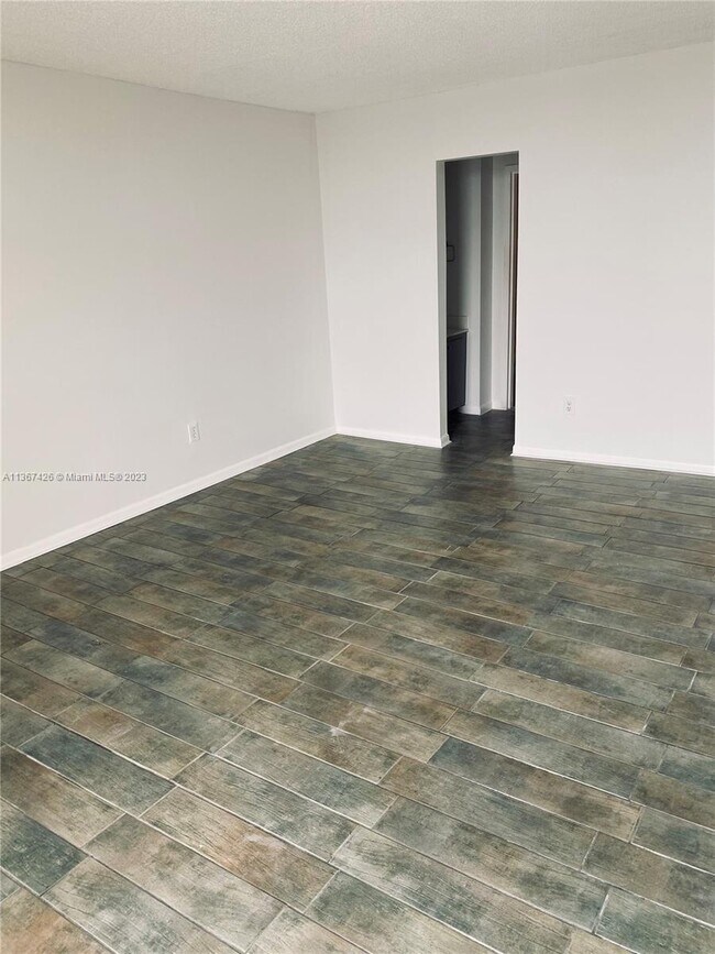 Foto del edificio - 2350 NE 135th St