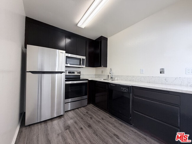 Building Photo - 1137 W 36th Pl