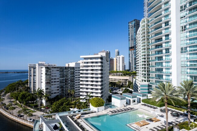 Building Photo - Commodore Bay