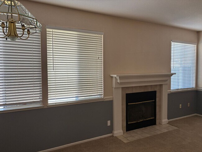 Foto del edificio - Comfortable Two Story Home