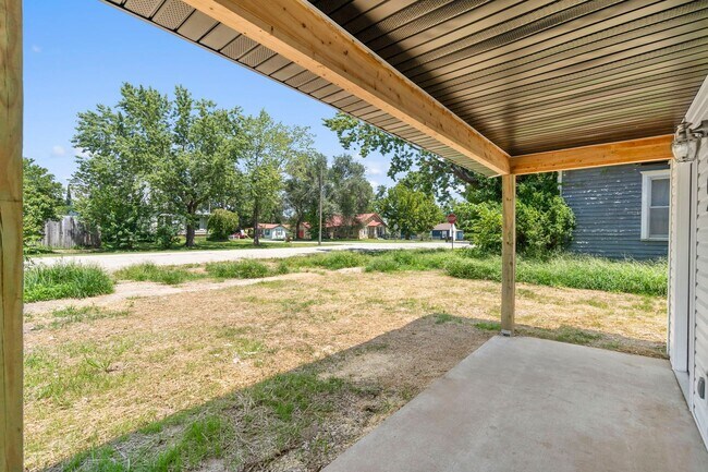 Building Photo - 2 Bedroom | 1 Bathroom |  955 Square Feet ...