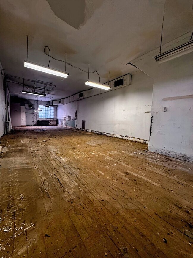 Building Photo - SPACIOUS COMMERCIAL SPACE. Vaulted Ceiling Commercial *RAW* Space