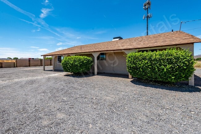 Building Photo - 3 BEDROOM HOME WITH LARGE YARD