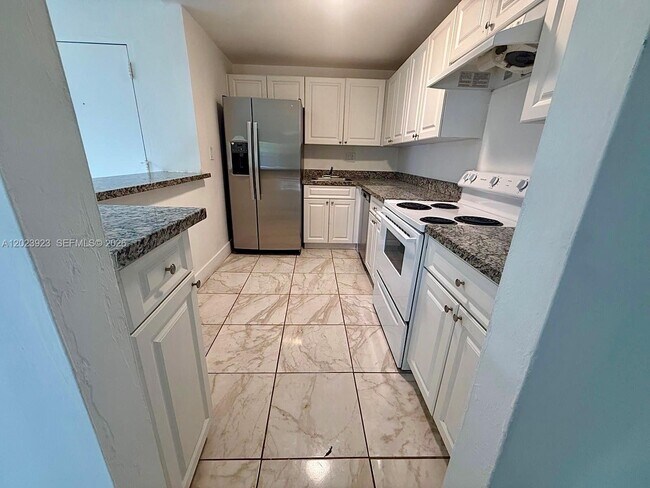 Building Photo - 10393 N Kendall Dr