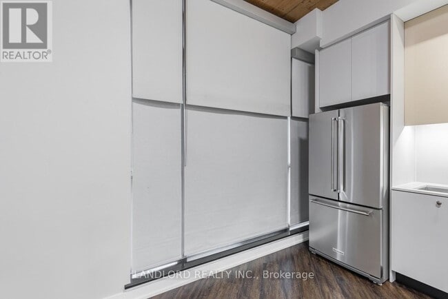 Photo du bâtiment - 8 Gladstone Ave