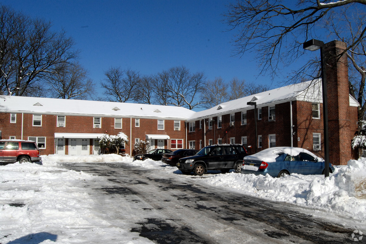 Building Photo - Colonial Residence