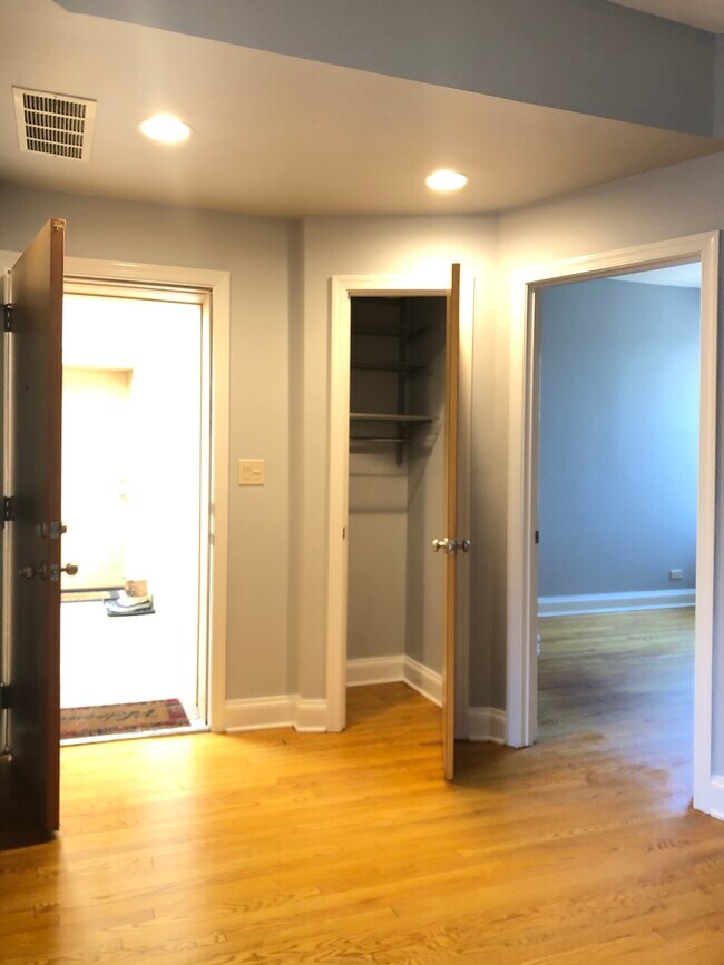 ¡Vestíbulo - 7654 N Greenview Ave