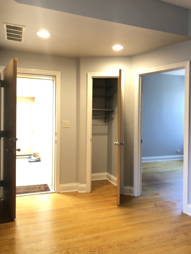 Foyer - 7654 N Greenview Ave