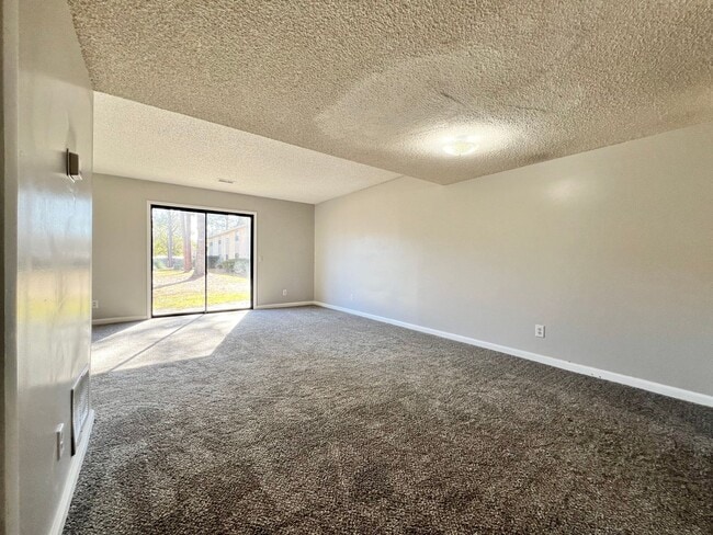 Foto del edificio - AVAILABLE MID-MARCH 2026! (Small Dogs Only)