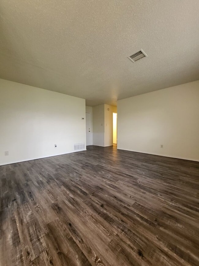 Building Photo - (3) Bed/(1.5) Bath Avail NOW!
