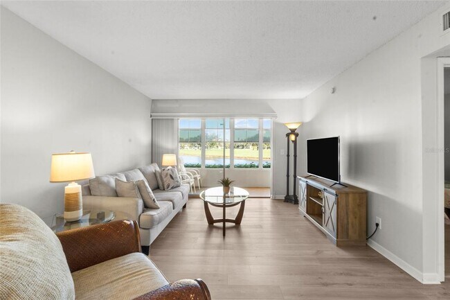 Foto del edificio - 7193 W Country Club Dr N