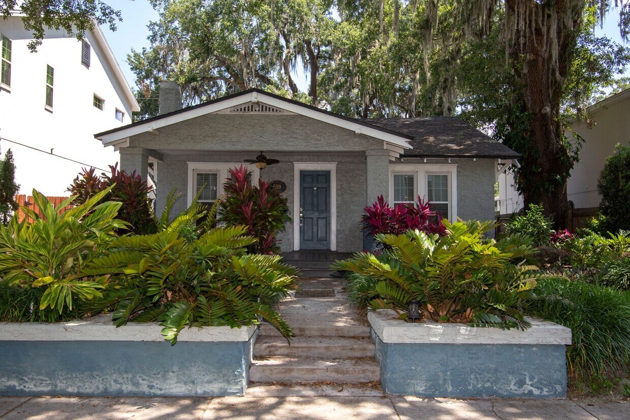 Foto principal - ADORABLE Historic 2/2 Bungalow In The Hear...