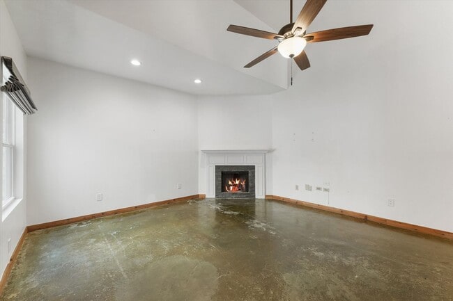 Building Photo - Modern and Sleek Three Bedroom Townhome!