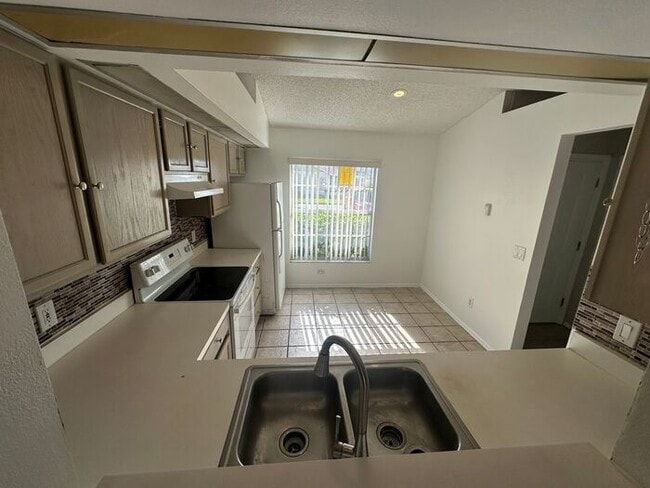 Foto del edificio - Don’t miss this beautiful 3-bedroom, 2-bath townhome in the desirable Island Cove Villas community!