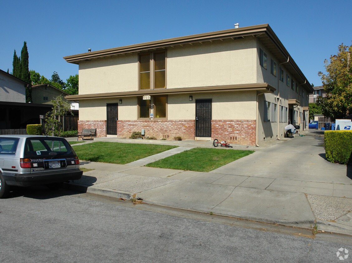 Foto del edificio - 713 Golden Oak Dr