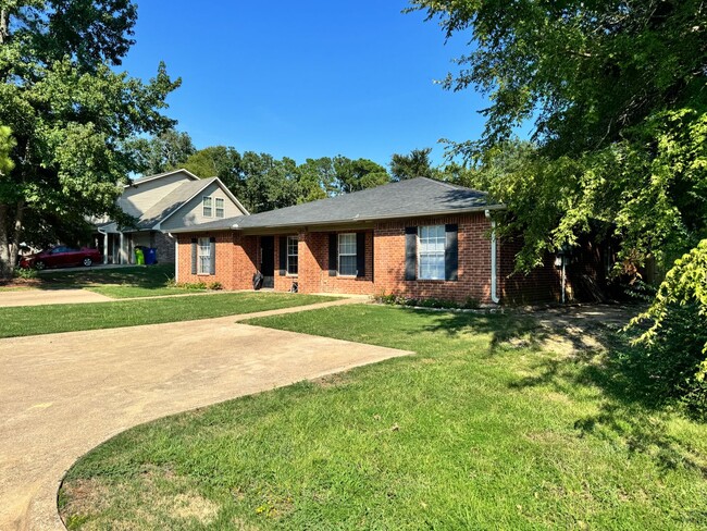 Building Photo - 16011 Echo Glen Dr