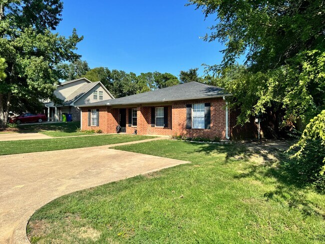 Foto del edificio - 16011 Echo Glen Dr