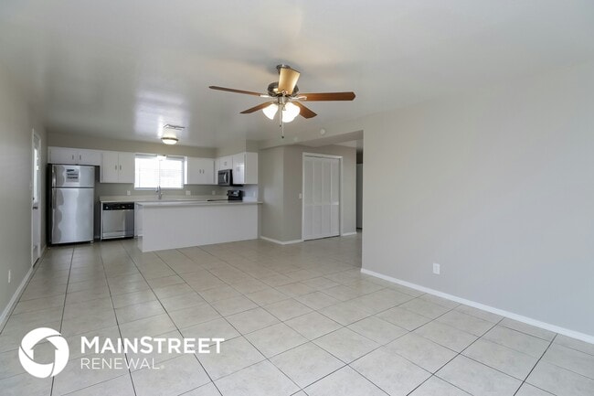 Building Photo - 2210 E Claire Dr