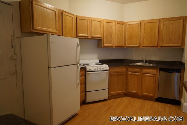 Building Photo - 1589 Beacon St