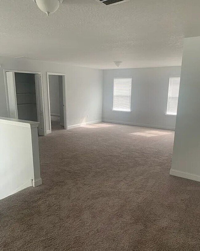 Building Photo - Beautiful 5/4 home with over 4k sqft, fenc...