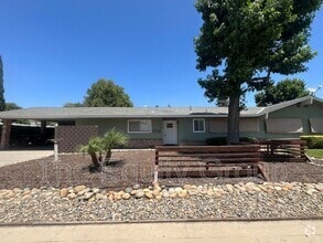 Building Photo - 1116 W Tulare Ave