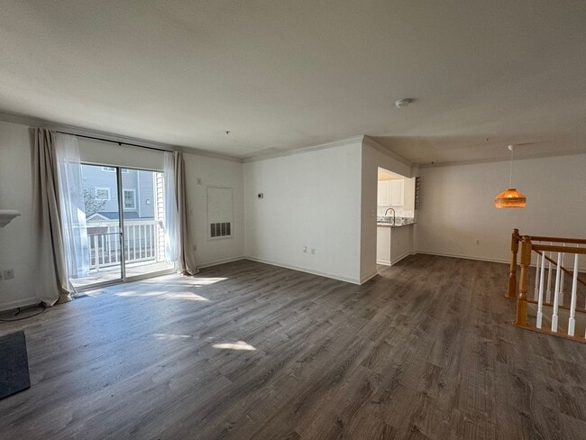 Foto del edificio - Spacious 3 Bed 3 Bath Condo With Balcony I...