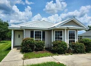 Building Photo - 16105 Zenith Dr