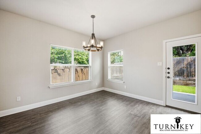 Foto del edificio - Luxury Townhome Located in Weatherford Near Crocket Elementary | 3 Bed / 2.5 Bath | Two-Car Garag...