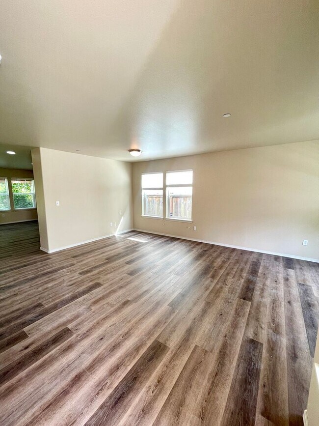 Foto del edificio - Spacious 4 Bedroom Home in DuPont!
