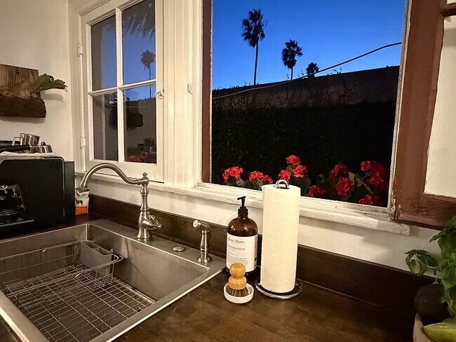 Foto del edificio - 725 Washington Blvd