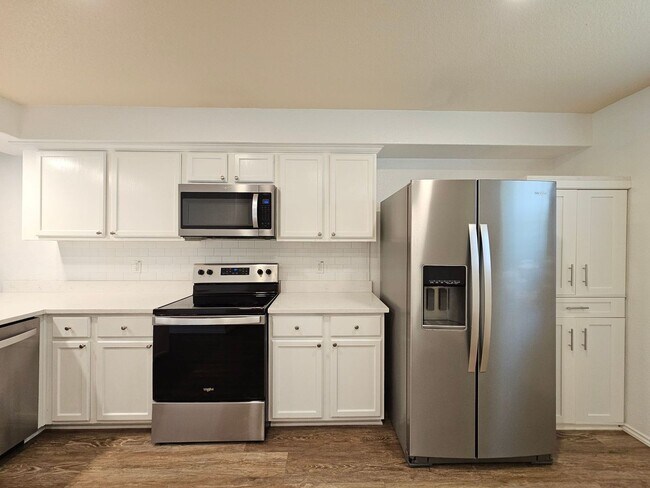 Foto del edificio - SECTION 8 ACCEPTED - BRAND NEW FLOORING - AVAILABLE & MOVE-IN READY!