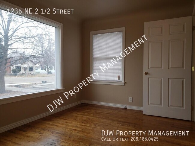 Foto del edificio - Custom Built Ins and Hardwood Floors!