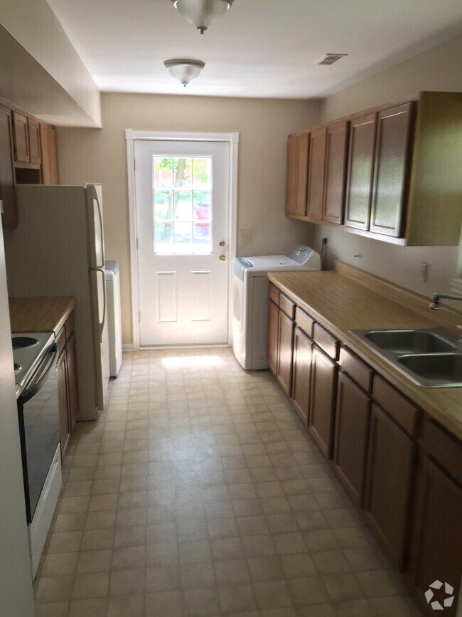 Apartments For Rent in Chester Gap VA with Yard 2 Rentals