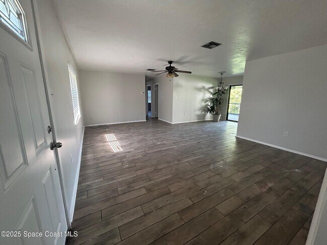 Building Photo - 5960 Eaglewalk Ave