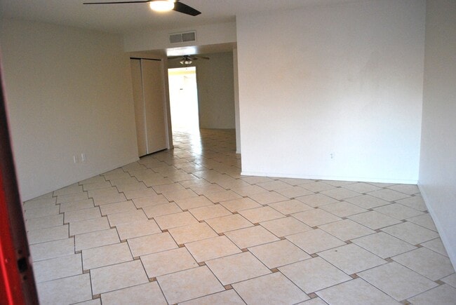 Foto del edificio - 2057 W Village Dr