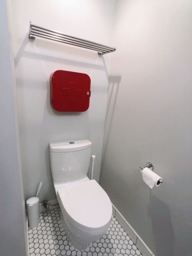 Foto del edificio - Beautifully Remodeled Unfurnished Unit in ...