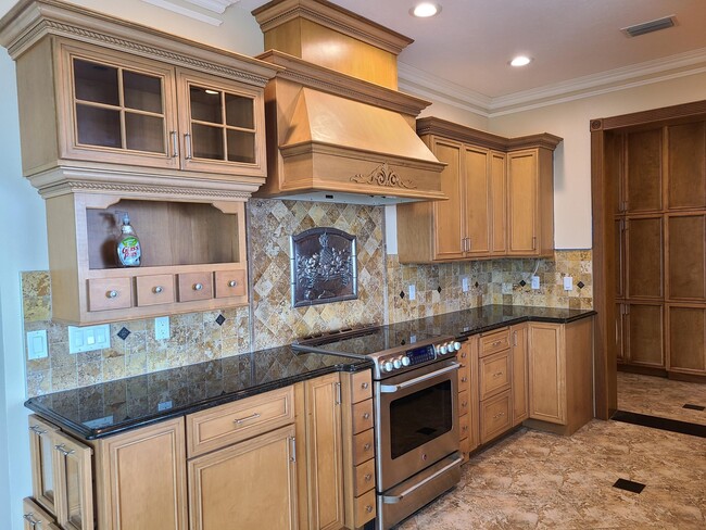 Building Photo - 2557 Pineapple Ave