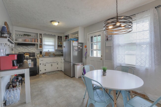 Building Photo - 307 Sunset Trail