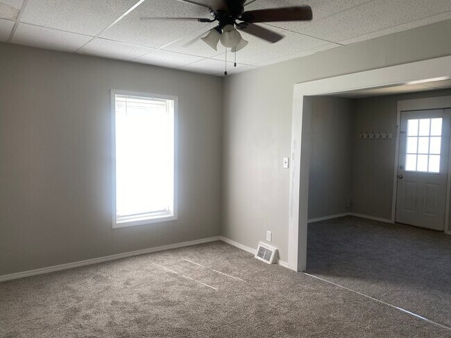 Building Photo - A must see beautiful 2 bedroom 1 bath town...