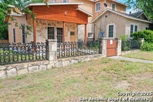 Building Photo - 206 Stace St