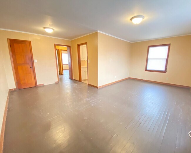 Building Photo - MOVE IN READY!