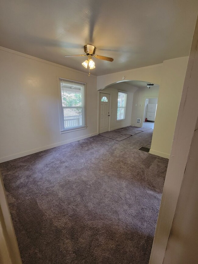 Building Photo - Sweet Two Bedroom Home Minutes from Downto...