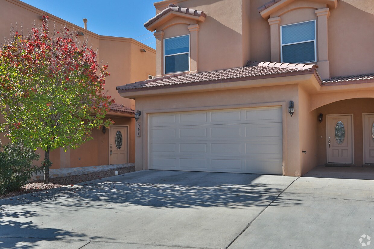Belvidere Village Duplexes 3 bed 2 Car Garage Apartments at 533553 Green Village Ct El Paso
