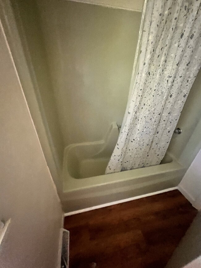Building Photo - 2 Bedroom Townhouse Available!!
