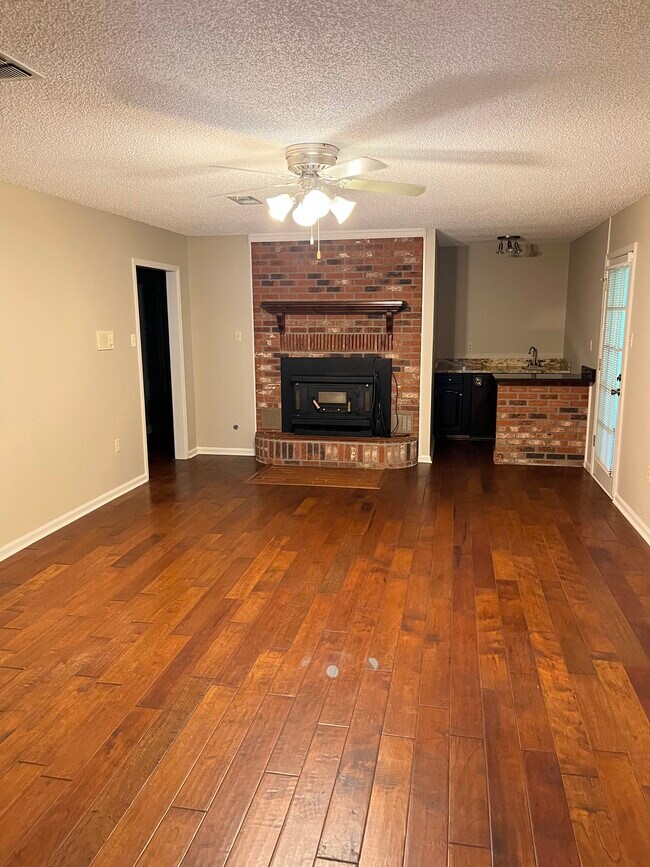 Building Photo - 2608 Cottonwood St