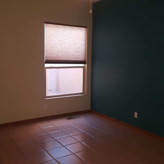 Foto del edificio - 2BR+1, 2BA, 2CG