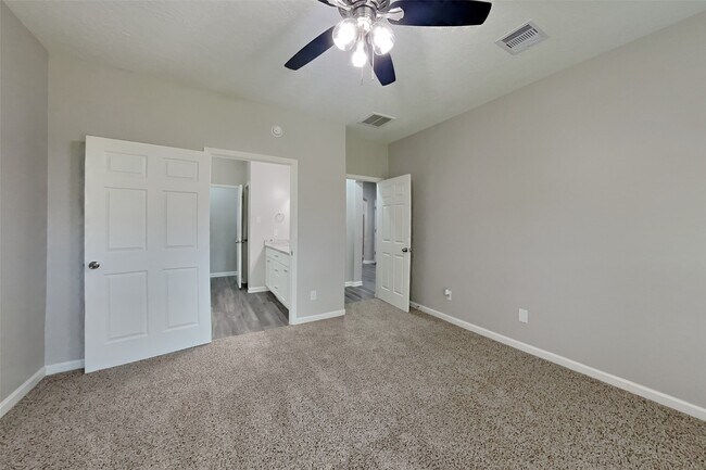 Foto del edificio - 8618 Cedar Walk Dr