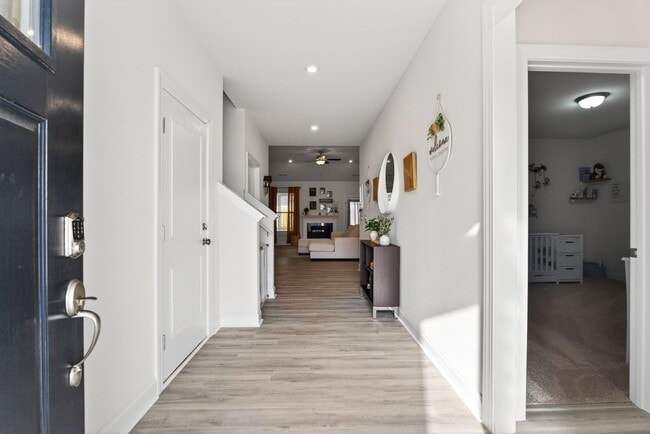 Building Photo - Like New 4BR Ranch with Modern Finishes & Prime Location in Elgin